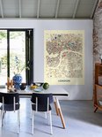 Une carte colorée de Londres avec des rues rouges, bleues et oranges sur fond jaune clair.