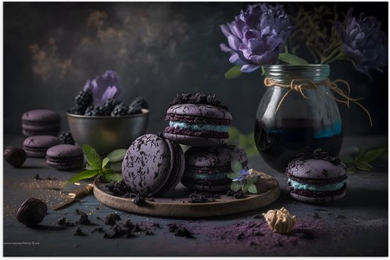 Poster Glanzend – Tafereel van Paarse Macarons met Blauwe Vulling langs Vaas met Paarse Bloemen - 60x40 cm Foto op Posterpapier met Glanzende Afwerking