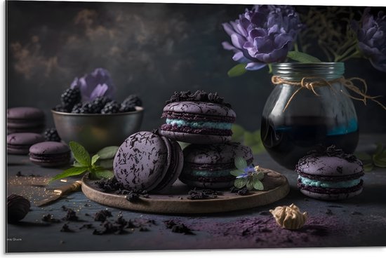 Dibond - Tafereel van Paarse Macarons met Blauwe Vulling langs Vaas met Paarse Bloemen - 75x50 cm Foto op Aluminium (Met Ophangsysteem)