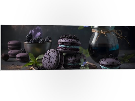 PVC Schuimplaat - Tafereel van Paarse Macarons met Blauwe Vulling langs Vaas met Paarse Bloemen - 90x30 cm Foto op PVC Schuimplaat (Met Ophangsysteem)