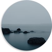 PVC Schuimplaat Muurcirkel - Oceaan - Zee - Stenen - Rotsen - Mist - Water - 50x50 cm Foto op Muurcirkel (met ophangsysteem)