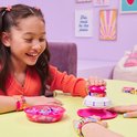 Meisjes maken armbandjes met de Pop Style Bracelet Maker. De machine is roze en wit met roze kralen.