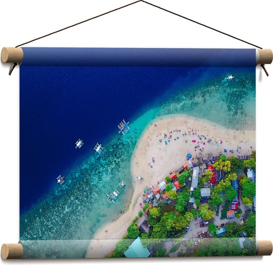 Textielposter - Zee - Water - Strand - Zand - Bomen - Huizen - Kleuren - 40x30 cm Foto op Textiel