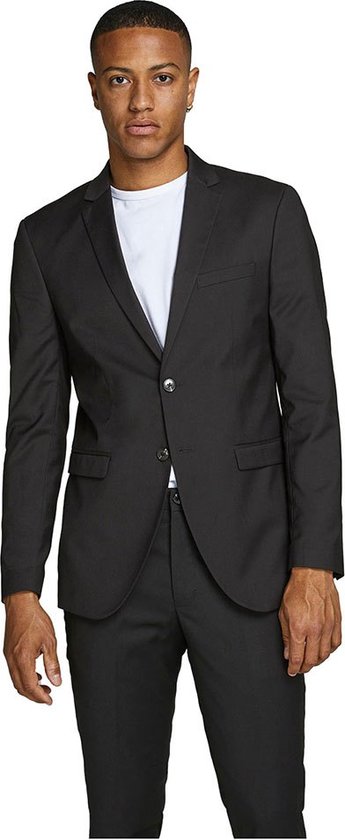 Man in zwart JACK & JONES colbert met witte T-shirt.