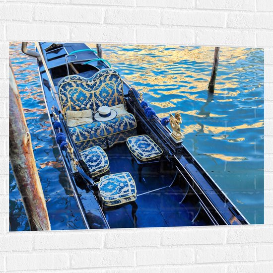 Muursticker - Blauwe Gondel met Gouden Details op de Wateren van Venetië - 100x75 cm Foto op Muursticker