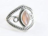 Opengewerkte zilveren ring met perzik maansteen - maat 17