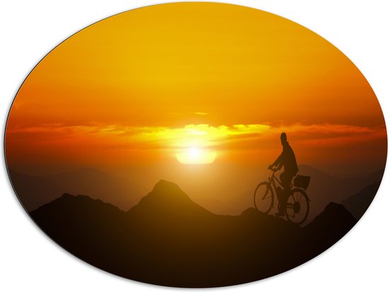 Dibond Ovaal - Silhouet van Man Fietsend over Kronkelende Bergtoppen bij Felkleurige Zonsondergang - 108x81 cm Foto op Ovaal (Met Ophangsysteem)
