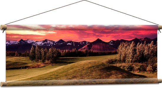 Textielposter - Roze Wolken boven Landschap Vol Bomen en Bergen - 90x30 cm Foto op Textiel
