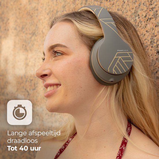 Jonge vrouw met grijze en gouden PowerLocus P6 koptelefoon, tekst "Lange afspeeltijd" en stopwatch-icoon.