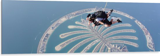 Dibond - Parachutespringer boven de Palm van Dubai - 150x50 cm Foto op Aluminium (Met Ophangsysteem)
