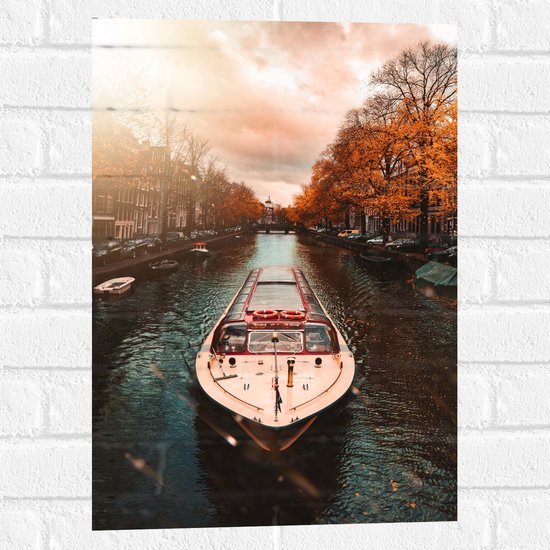 Muursticker - Traditionele Amsterdamse Toeristenboot door de Grachten tijdens de Herfst - 40x60 cm Foto op Muursticker
