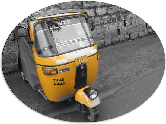 Dibond Ovaal - (Deels) Gele Tuktuk Geparkeerd op Stoep (Zwart- wit) - 80x60 cm Foto op Ovaal (Met Ophangsysteem)