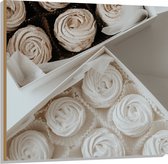 Hout - Cupcakes in Doosjes met Witte Botercrème - 100x100 cm - 9 mm dik - Foto op Hout (Met Ophangsysteem)