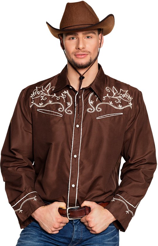 Bruin western overhemd met witte borduursels op de borst en mouwen. Gedragen door een man met cowboyhoed.