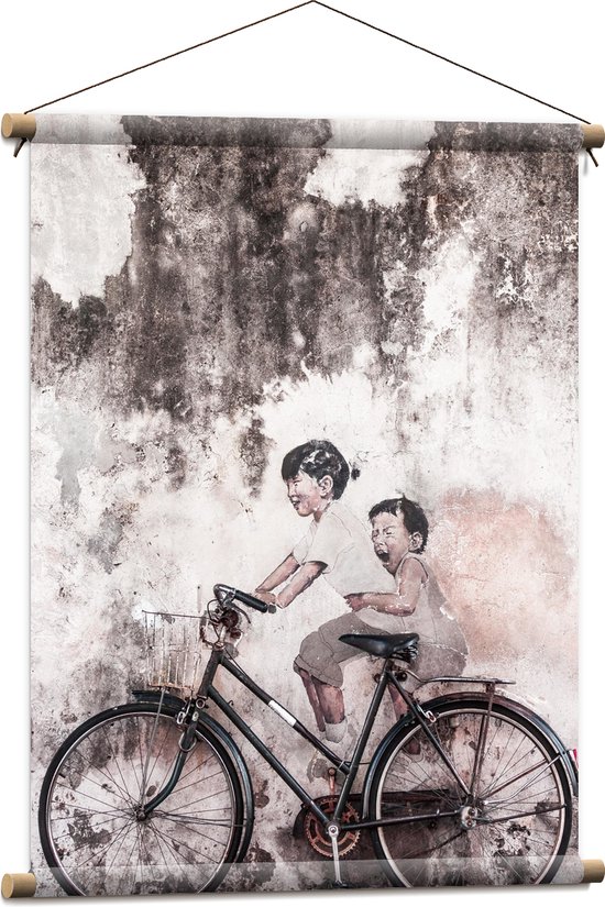 Textielposter - Geparkeerde Fiets tegen Muurschildering van Twee Kinderen op een Fiets - 60x80 cm Foto op Textiel