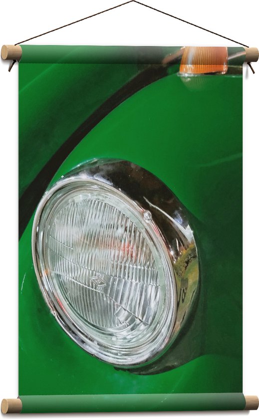 Textielposter - Close-up van Ouderwetse Koplamp op Groenkleurige Auto - 40x60 cm Foto op Textiel