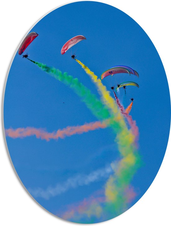 PVC Schuimplaat Ovaal - Vliegshow van Paragliders met Kleurrijke Rook - 42x56 cm Foto op Ovaal (Met Ophangsysteem)