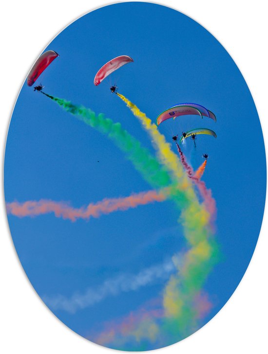 PVC Schuimplaat Ovaal - Vliegshow van Paragliders met Kleurrijke Rook - 60x80 cm Foto op Ovaal (Met Ophangsysteem)