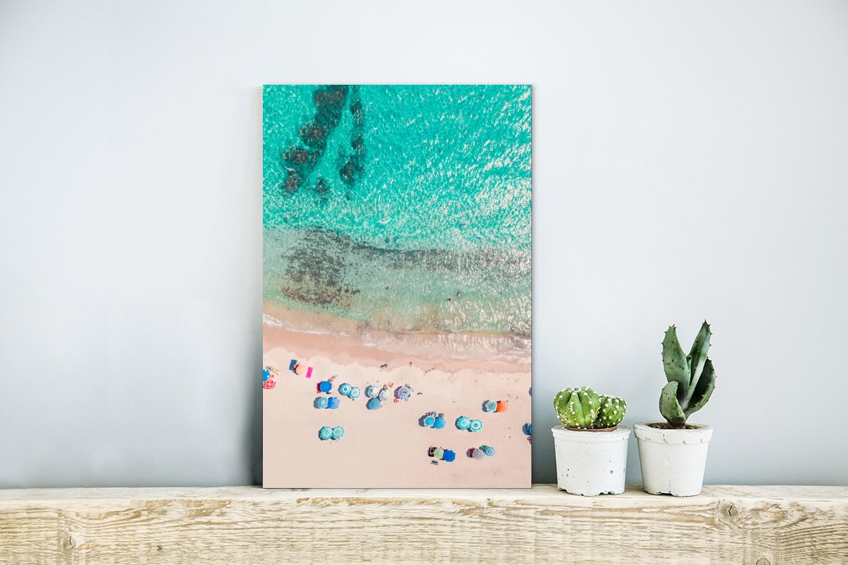 Wanddecoratie Metaal - Aluminium Schilderij Industrieel - Zee - Strand - Zomer - Parasols - Blauw - 20x30 cm - Dibond - Foto op aluminium - Industriële muurdecoratie - Voor de woonkamer/slaapkamer