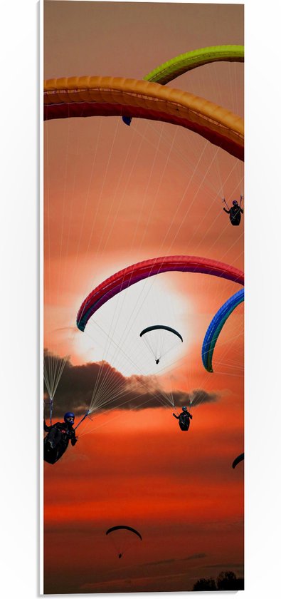 PVC Schuimplaat- Grote Groep Paragliders tijdens Roodkleurige Zonsondergang - 20x60 cm Foto op PVC Schuimplaat