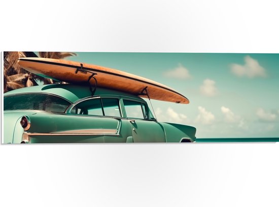 PVC Schuimplaat- Houten Surfplank op Dak van Blauwe Auto geparkeerd op het Strand - 60x20 cm Foto op PVC Schuimplaat