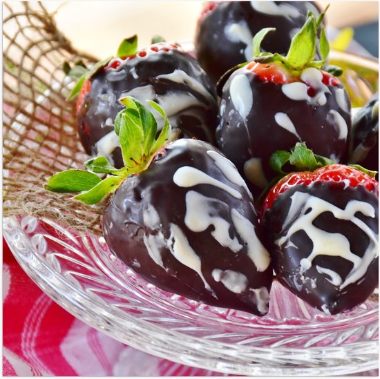 Poster Glanzend – Aardbeien met Chocolade op Glazen Schaaltje - 100x100 cm Foto op Posterpapier met Glanzende Afwerking