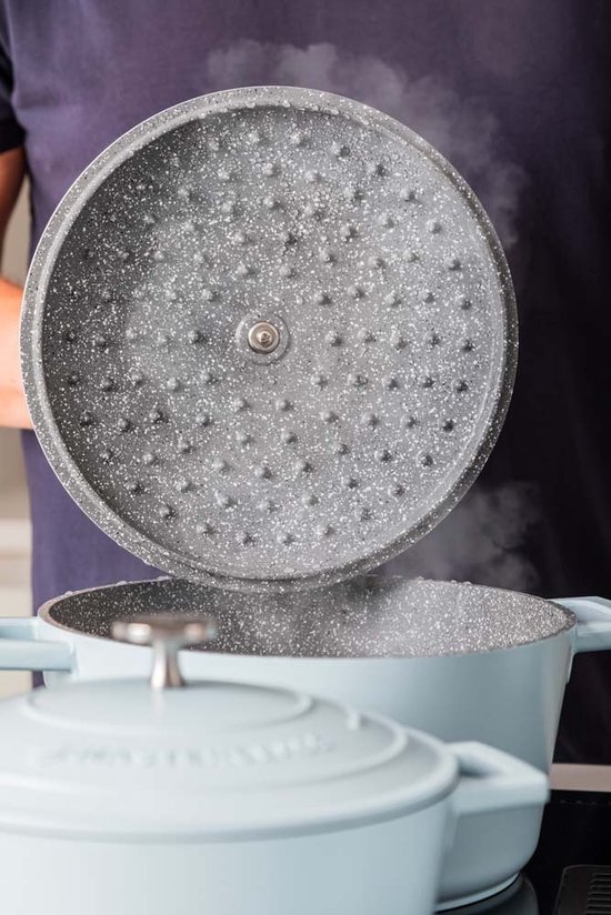 2-in-1 Gegoten Aluminium Braadpan Met Deksel Geschikt Voor De Oven Stoofpan Stoofpan Of Als Braadpan Voor Inductie Zeer Licht En Sterk O 24 Cm 4 Liter Rood