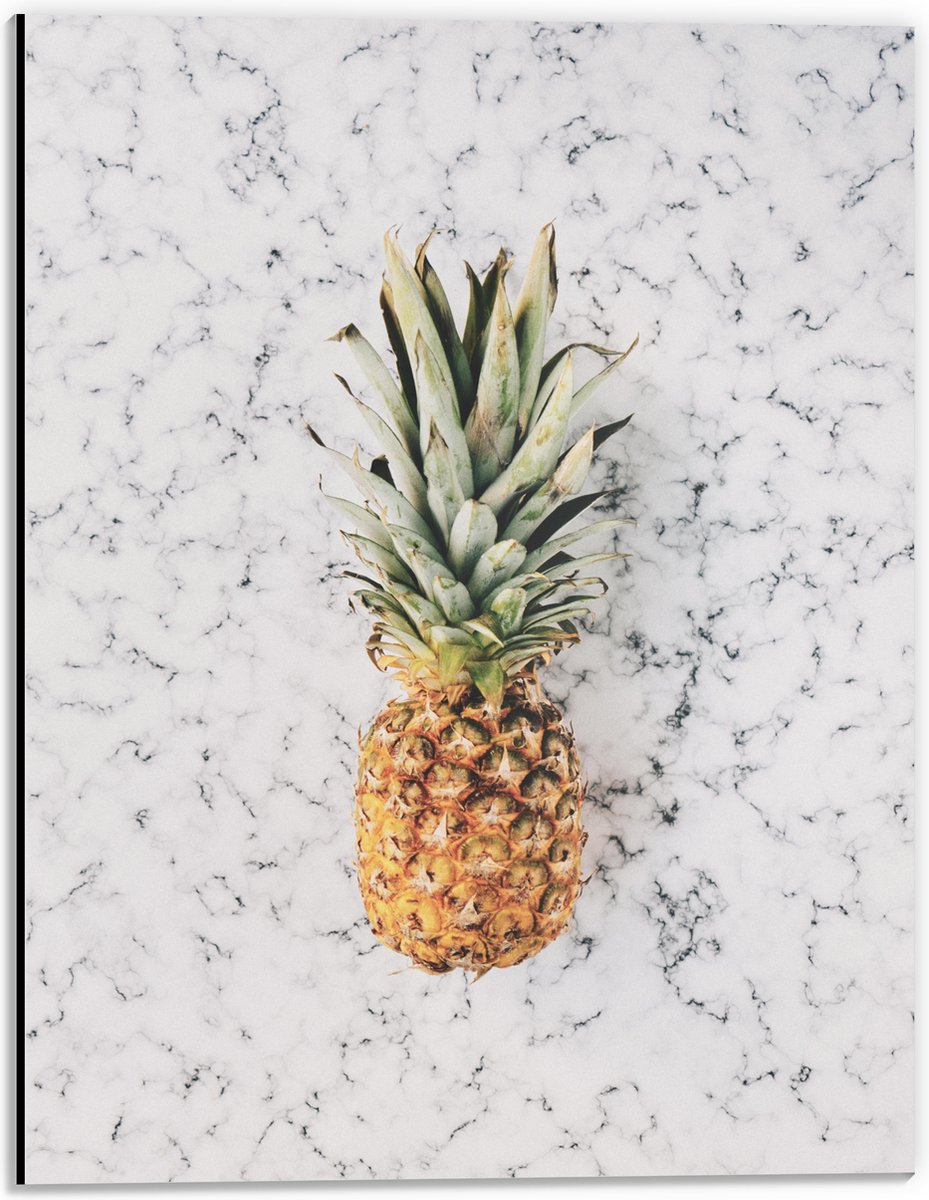 Dibond - Ananas op Marmeren Achtergrond - 30x40 cm Foto op Aluminium (Met Ophangsysteem)