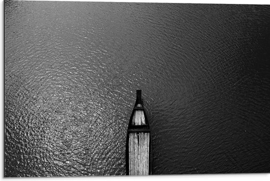 Dibond - Bovenaanzicht van Houten Boot Varend over het Water (Zwart- wit) - 75x50 cm Foto op Aluminium (Met Ophangsysteem)