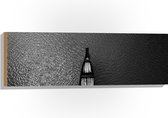 Hout - Bovenaanzicht van Houten Boot Varend over het Water (Zwart- wit) - 90x30 cm - 9 mm dik - Foto op Hout (Met Ophangsysteem)