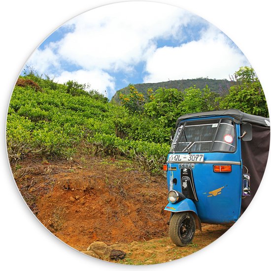 PVC Schuimplaat Muurcirkel - Blauwe Tuktuk Geparkeerd voor Heuvel - 60x60 cm Foto op Muurcirkel (met ophangsysteem)