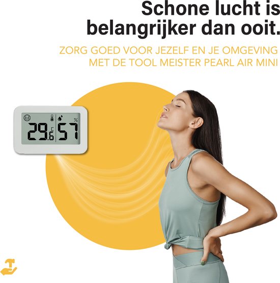Vrouw in sportkleding met gesloten ogen en hand op haar rug, inademend. Naast een digitale thermometer en hygrometer die 29.5°C en 57% luchtvochtigheid aangeeft.