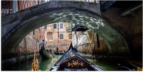 Poster Glanzend – Traditionele Italiaanse Gondel door de Wateren van Venetië - 100x50 cm Foto op Posterpapier met Glanzende Afwerking