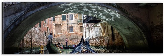 Dibond - Traditionele Italiaanse Gondel door de Wateren van Venetië - 60x20 cm Foto op Aluminium (Wanddecoratie van metaal)