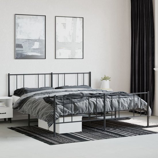 Zwart metalen bedframe met een hoofd- en voetbord van verticale spijlen, gestyled met een deken met houndstooth patroon.