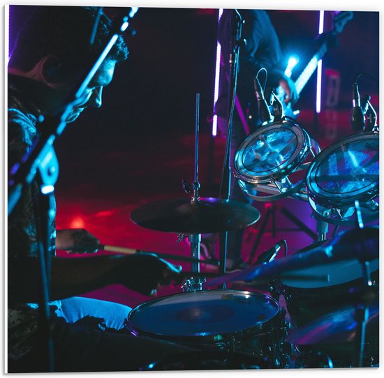 PVC Schuimplaat- Drummer op het Podium bij Paarse Lampen - 50x50 cm Foto op PVC Schuimplaat