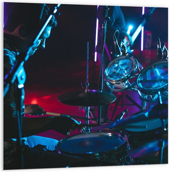 PVC Schuimplaat- Drummer op het Podium bij Paarse Lampen - 100x100 cm Foto op PVC Schuimplaat