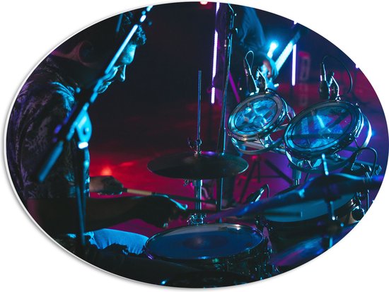 PVC Schuimplaat Ovaal - Drummer op het Podium bij Paarse Lampen - 56x42 cm Foto op Ovaal (Met Ophangsysteem)