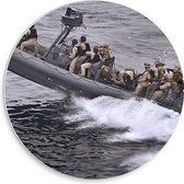 PVC Schuimplaat Muurcirkel - Soldaten in Sneller Legerboot over het Water - 30x30 cm Foto op Muurcirkel (met ophangsysteem)