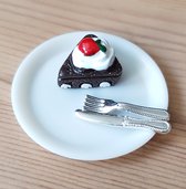 Miniatuur keuken Gebakje met bestek op bordje - Chocolade / poppenhuisinrichting 1:12 / Keukenminiatuur accessoires