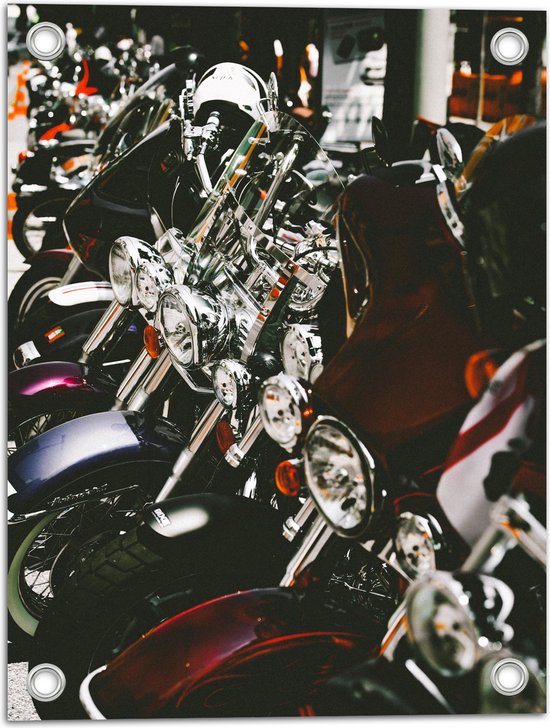 Tuinposter – Rij Koplampen van Motoren in Winkel - 30x40 cm Foto op Tuinposter (wanddecoratie voor buiten en binnen)