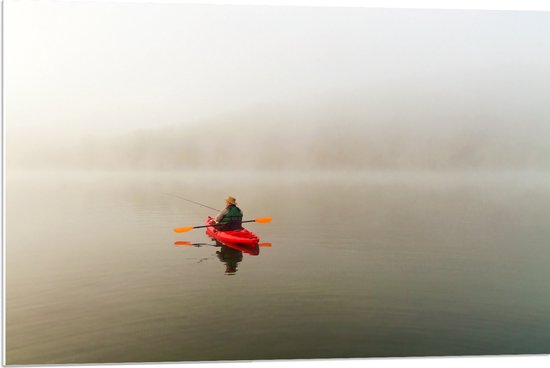 PVC Schuimplaat- Man in Rode Kano op Mistig Meer - 90x60 cm Foto op PVC Schuimplaat