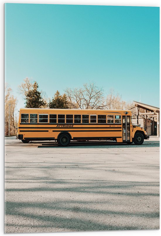 Acrylglas - Gele Schoolbus Rijdend onder Blauwe Lucht - 50x75 cm Foto op Acrylglas (Met Ophangsysteem)