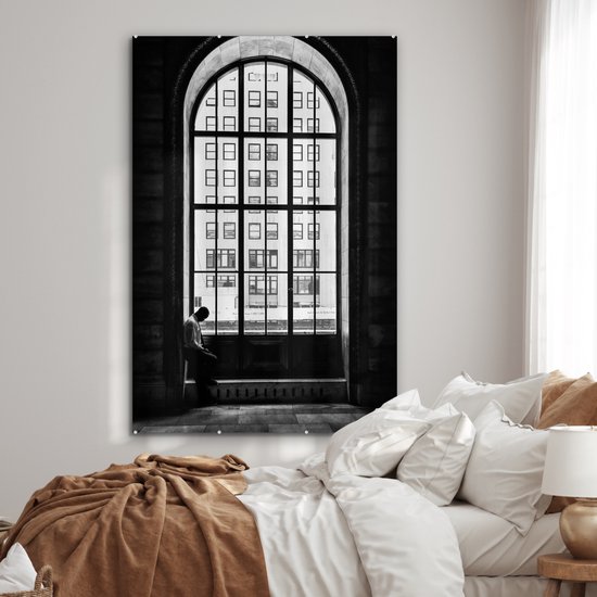 Peinture sur verre - Homme - Fenêtre - Architecture - Zwart - Wit - Peinture sur verre - 100x150 cm - Décoration murale - Photo sur verre