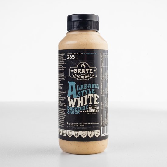 Fles Alabama Style White Barbecue Saus 265 ml met etiket met tekst in het Engels en afbeeldingen van voedsel.