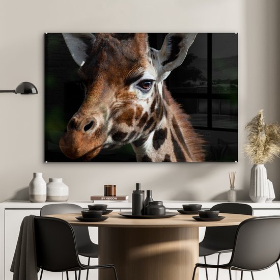 MuchoWow® Glasschilderij 90x60 cm - Schilderij acrylglas - Giraffe - Licht - Zwart - Foto op glas - Schilderijen