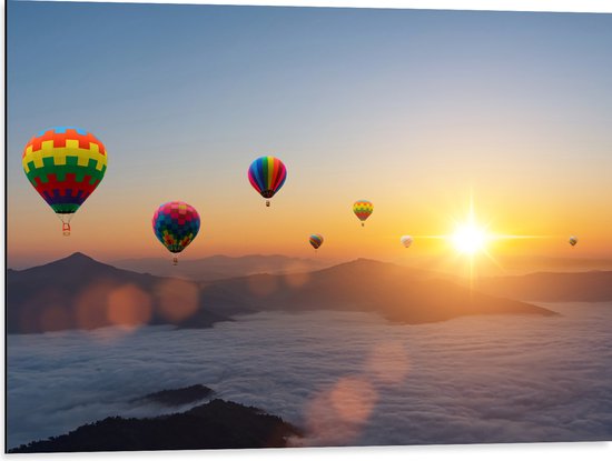 Dibond - Luchtballonnen Zwevend bij Bergtoppen boven het Wolkendek - 80x60 cm Foto op Aluminium (Wanddecoratie van metaal)