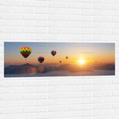 Muursticker - Luchtballonnen Zwevend bij Bergtoppen boven het Wolkendek - 120x40 cm Foto op Muursticker