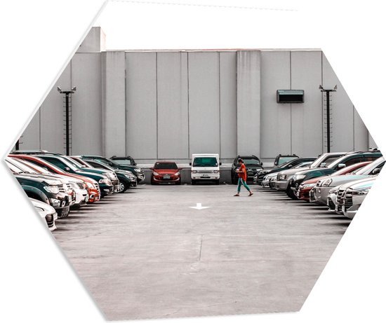 PVC Schuimplaat Hexagon - Persoon Lopend over Volle Parkeerplaats - 80x69.6 cm Foto op Hexagon (Met Ophangsysteem)