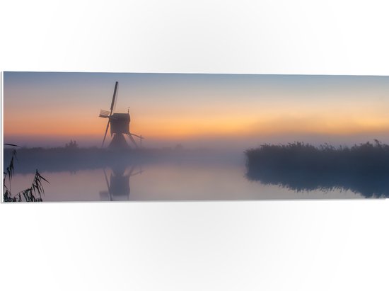 PVC Schuimplaat- Mist Hangend boven het Water bij Windmolen - 90x30 cm Foto op PVC Schuimplaat